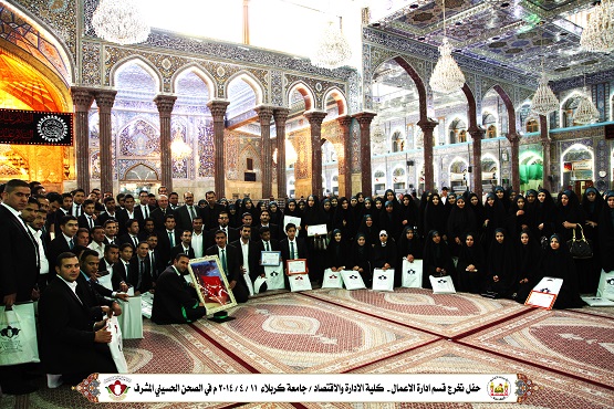 طلبة الجامعات العراقية يدلون بقسم الولاء للوطن خلال حفلات تخرجهم في الصحن الحسيني المشرف