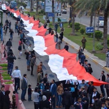 شباب عراقيون يرفعون اطول علم عراقي وسط بغداد للتعبير عن الوحدة الوطنية