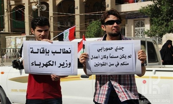 عشرات الشباب في كربلاء يتظاهرون بطلب استقالة وزير الكهرباء