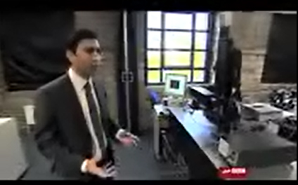 لندن: طالب عراقي يبتكر جهاز لقياس السطوح بدقة اقل مليون مرة من المليميتر