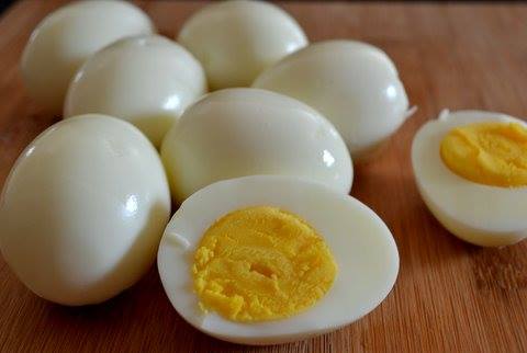 عالم كيميائي ينال جائزة (ايج نوبل) باختراعه طريقة لإعادة البيضة نيئة بعد سلقها