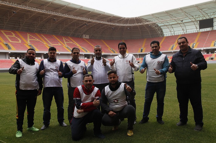 مركز رعاية الشباب يطلق حملة تطوعية لتنظيف مدرجات ملعب كربلاء الدولي .