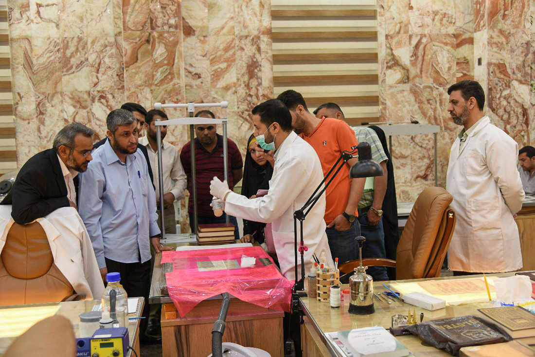 (متابعات)وفد من طلبة الدراسات العليا جامعة واسط يزور مركز الامام الحسين عليه السلام لصيانة وترميم المخطوطات .