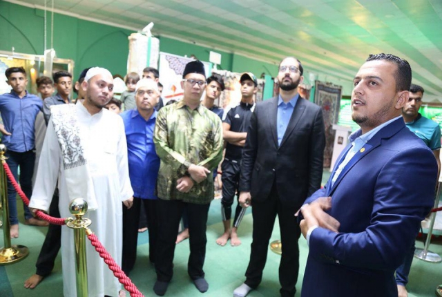 (متابعات)اساتذة جامعيين وعلماء دين ينبهرون بطريقة العرض المتحفي المتميز لمتحف الامام الحسين عليه السلام .
