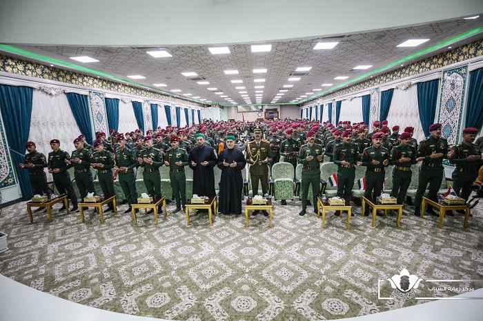 كوكبة ضباط جدد من وزارة الدفاع يؤدون تحية العهد والولاء لخدمة العراق أمام مرقد الإمام الحسين (عليه السلام).