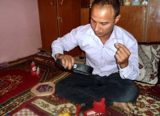  الحاجة أم الاختراع.. شاب عراقي يولد الكهرباء بفانوس زيتي