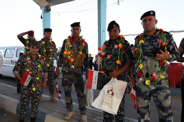 اكاليل الورد تزين صدور افراد الجيش العراقي بمناسبة عيد الفطر المبارك