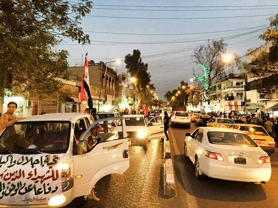 شباب ادباء وشعراء ورواد في شارع المتنبي يؤازرون القوات الامنية والحشد الشعبي