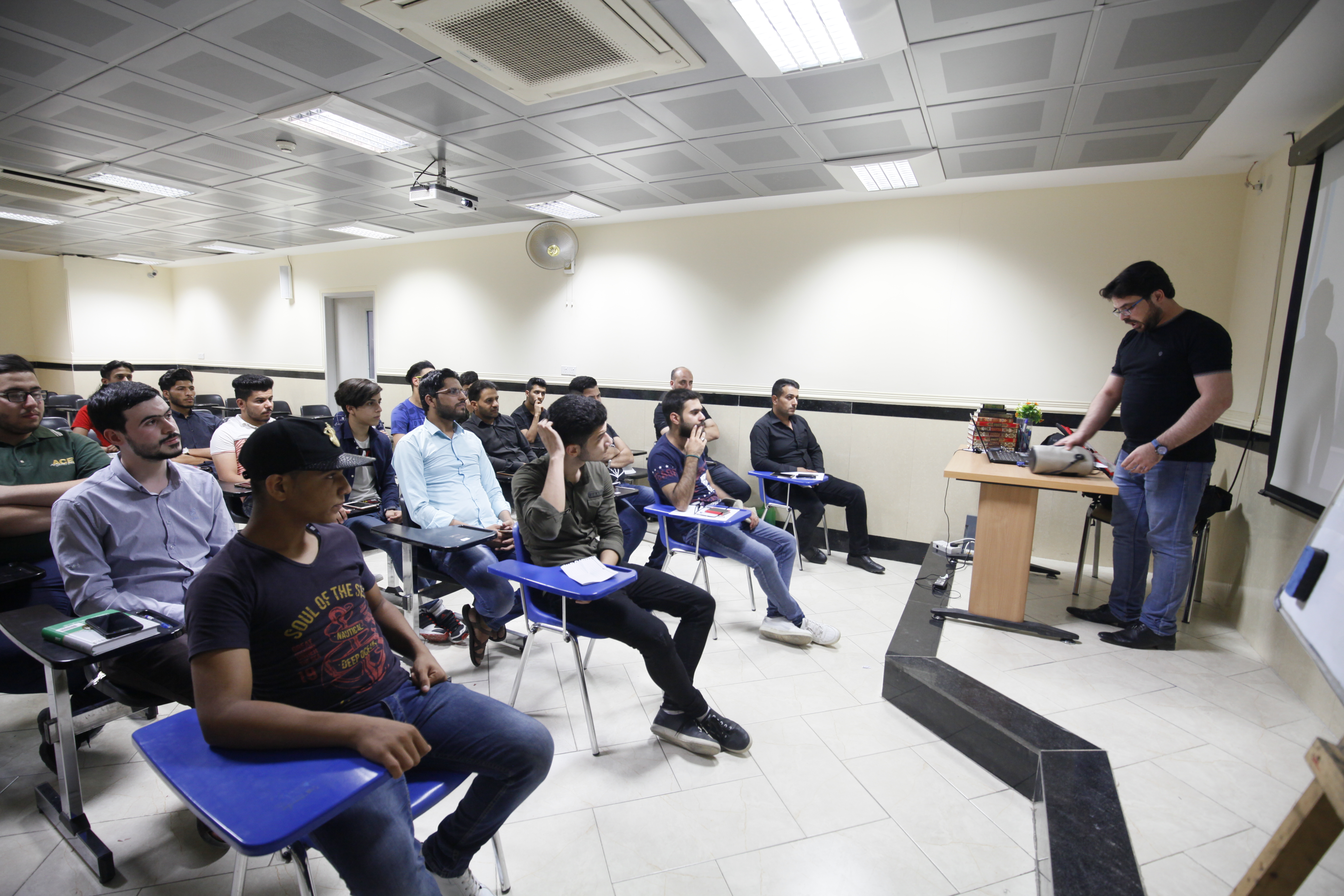 مركز رعاية الشباب يطلق دورة (التصوير الفوتوغرافي) ل40 شاب في كربلاء.