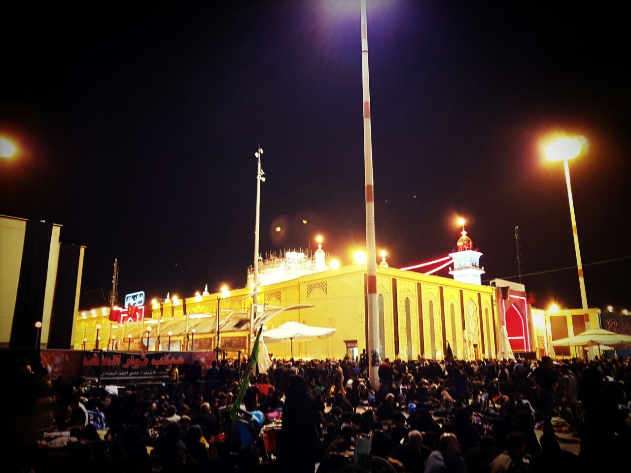 آلاف المعزين يحيون ذكرى ليلة استشهاد الإمام علي عليه السلام.